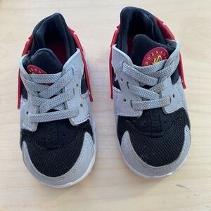 Huarache by NIKE Sneakers size 5C (EI)